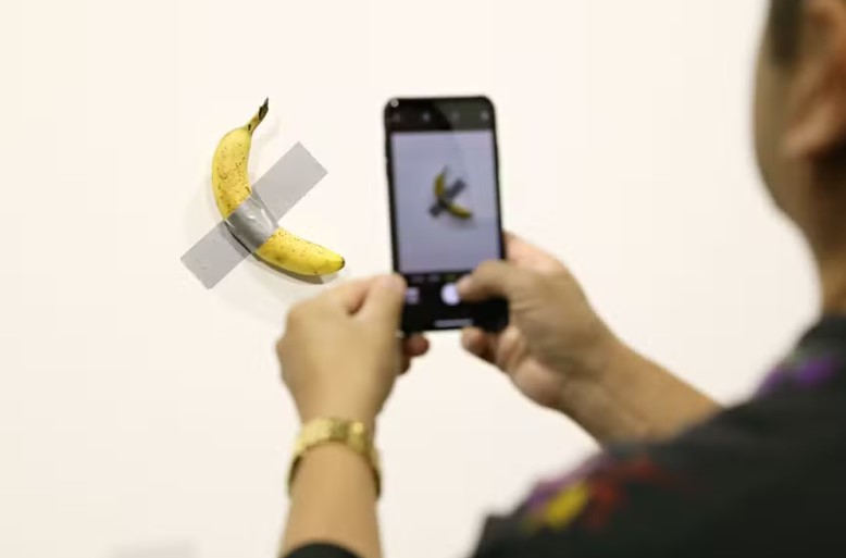 ‘Banana colada com fita adesiva’ pode ser arrematada por R$ 8,6 milhões em leilão de arte