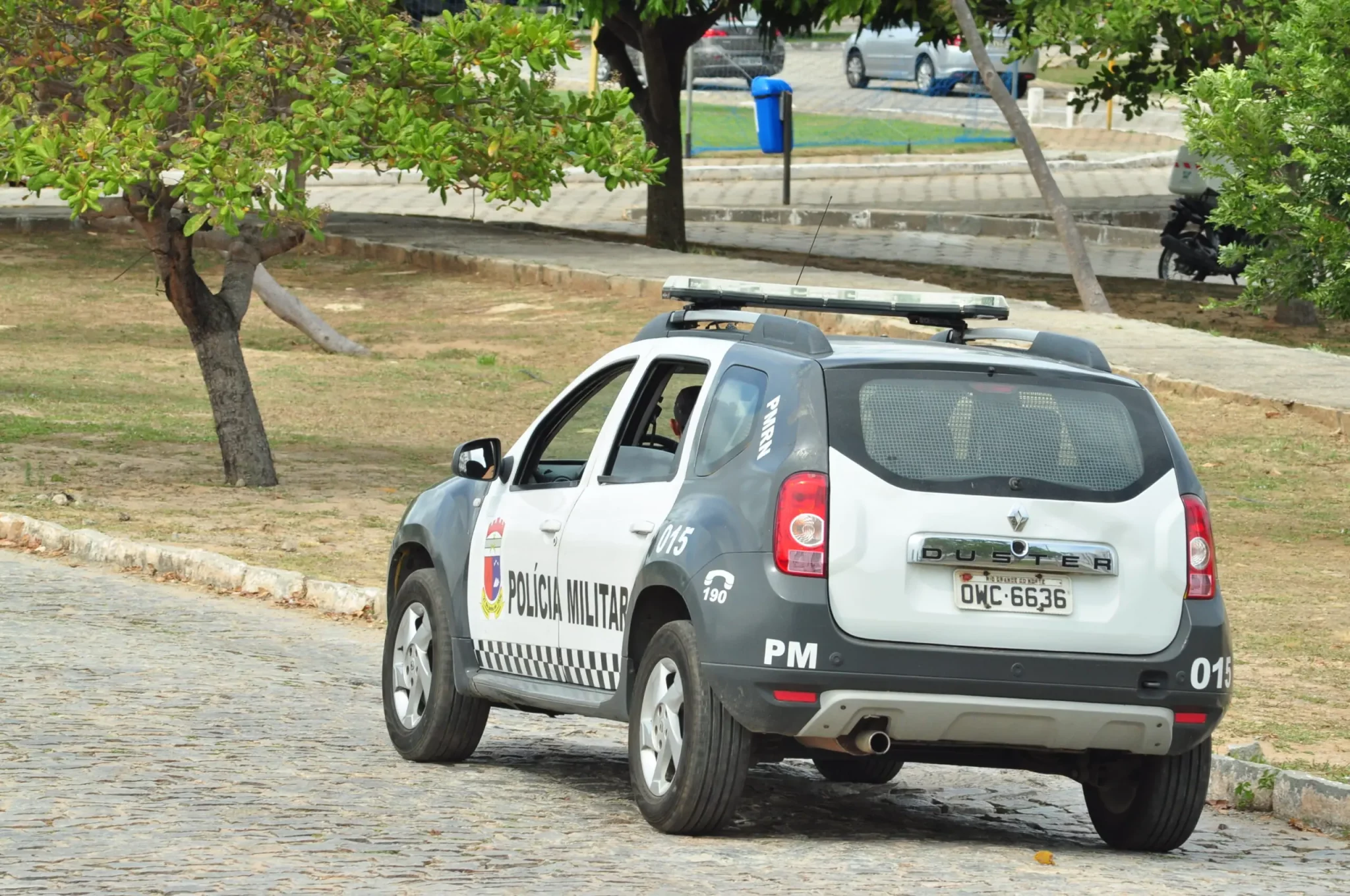 Advogado em ‘surto’ atira no meio da rua na zona Sul de Natal e atinge carro de inocente