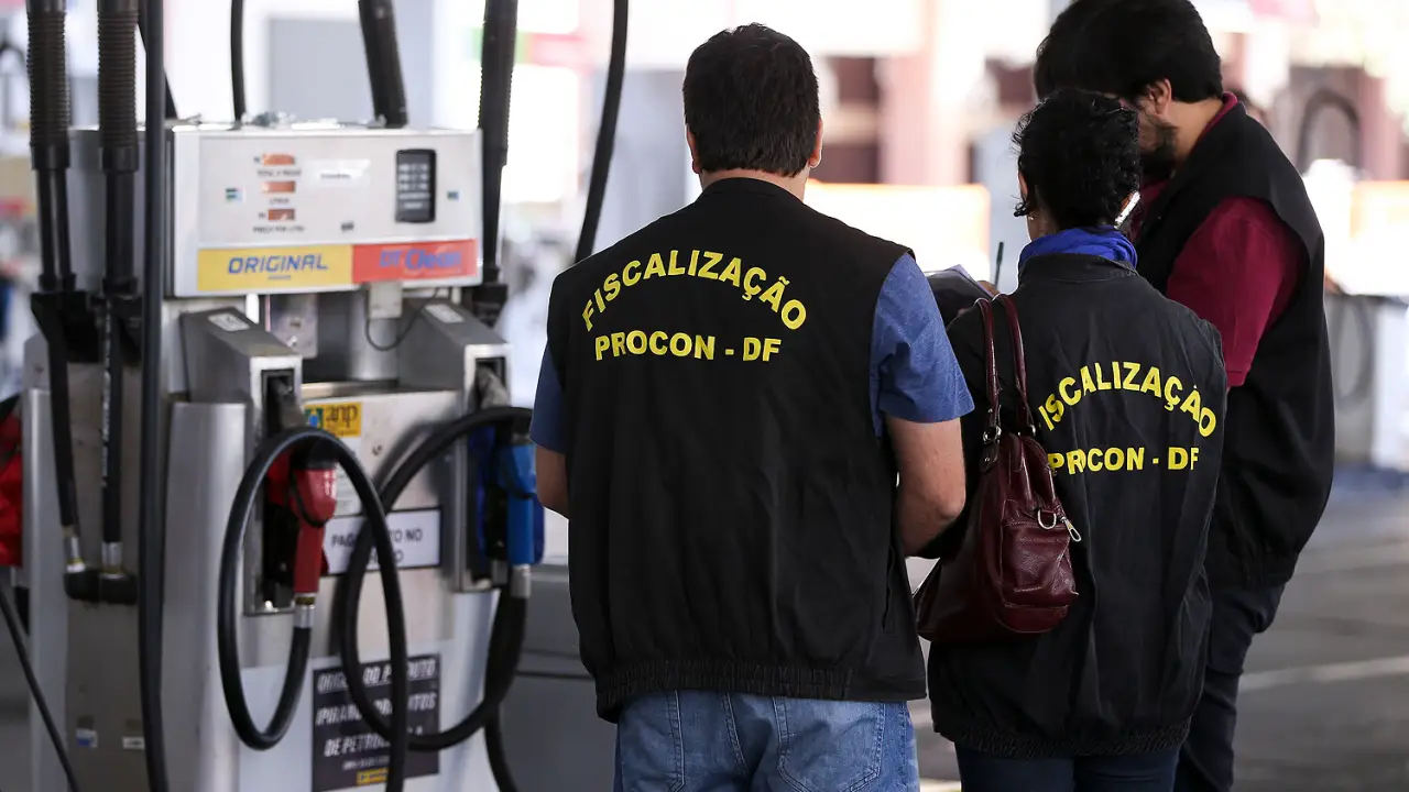 Lula quer que Polícia Federal e Procon investiguem por que combustíveis estão caros