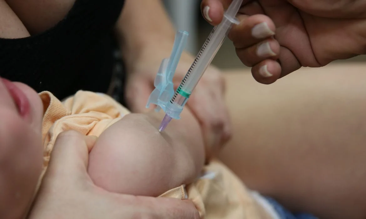 Mudança na vacinação contra a meningite passa a valer a partir desta terça feira(1); entenda