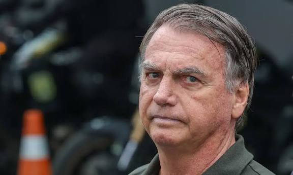 Após passar mal, Bolsonaro passará a noite no hospital, diz médico