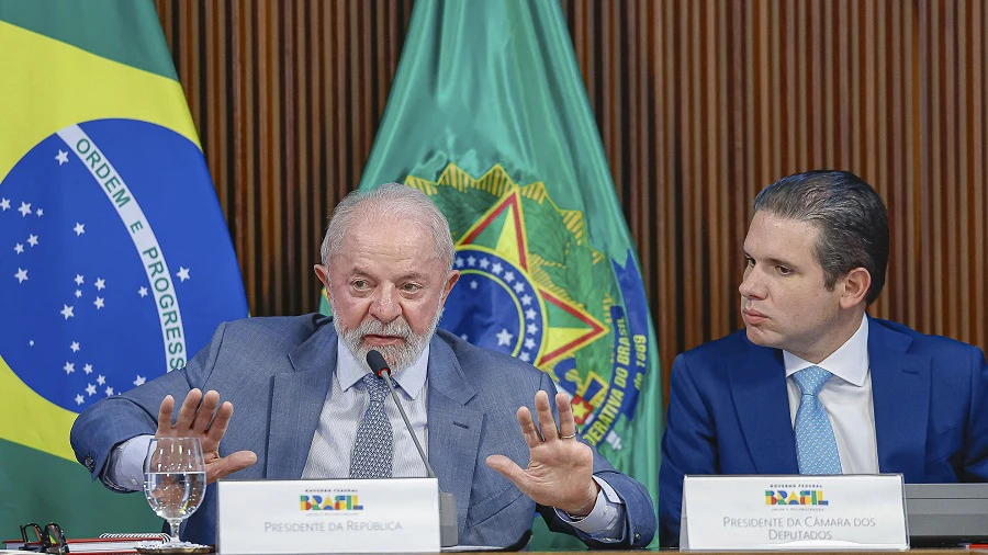 Hugo Motta faz gesto a Lula e promete destravar IR na próxima semana