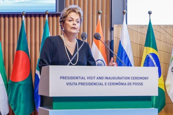 Dilma vive na China, mas sua estrutura de ‘ex’, com aspones e carrões, custa caro ao País
