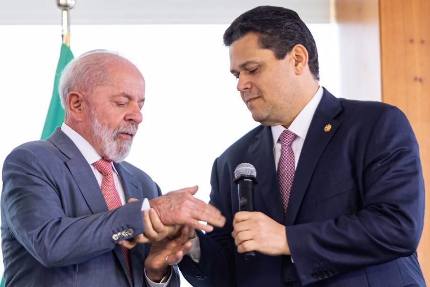 R$ 807 MILHÕES: Por Messias no STF, Lula prioriza liberação de emendas de bancadas de Alcolumbre e relator