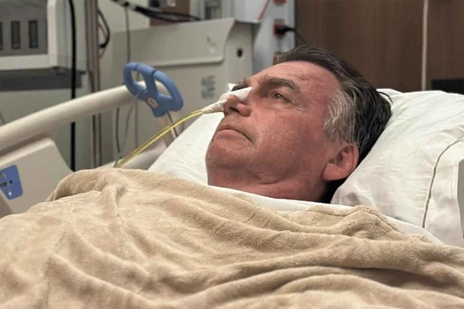 Bolsonaro está em cuidados pós-operatórios de herniorrafia inguinal bilateral