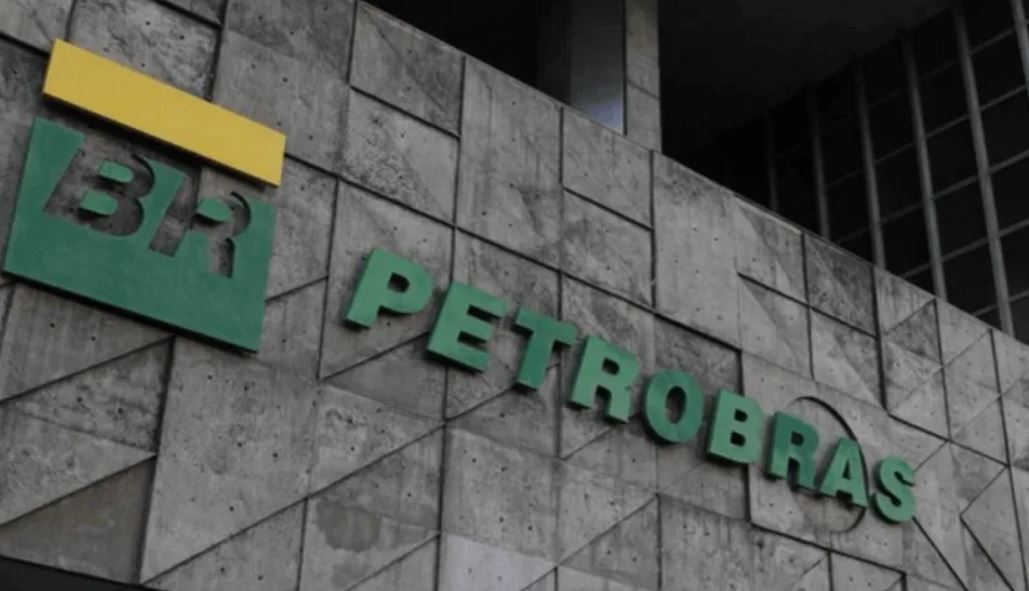 Petroleiros cruzam os braços e entram em greve por tempo indeterminado contra proposta da Petrobras