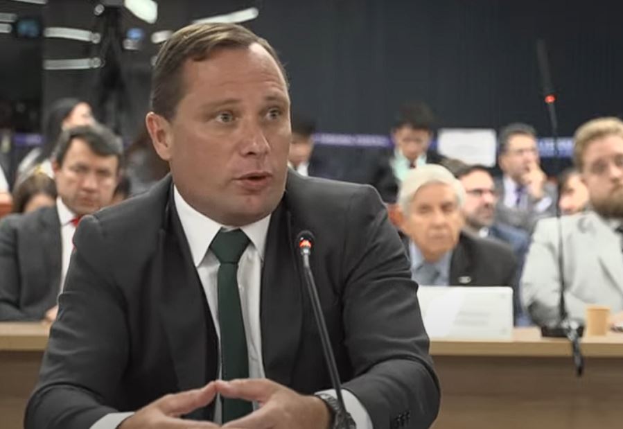 Moraes segue sem decidir pedido para extinguir pena de Mauro Cid após mais de um mês