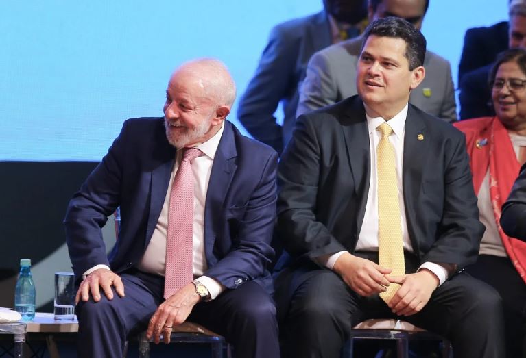 Pressa de Alcolumbre em votar Dosimetria abre novo embate com Lula