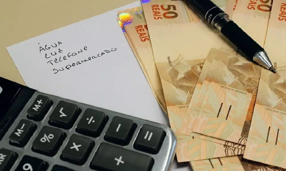 DURA REALIDADE: 1 em cada 3 brasileiros vive com a corda no pescoço