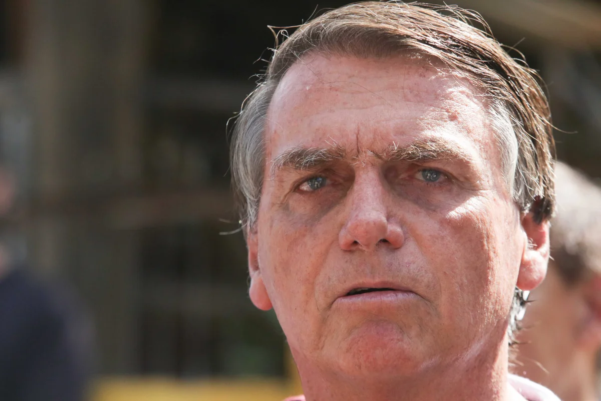 Filhos afirmam que Bolsonaro enfrenta prisão “mais dura” do que Lula