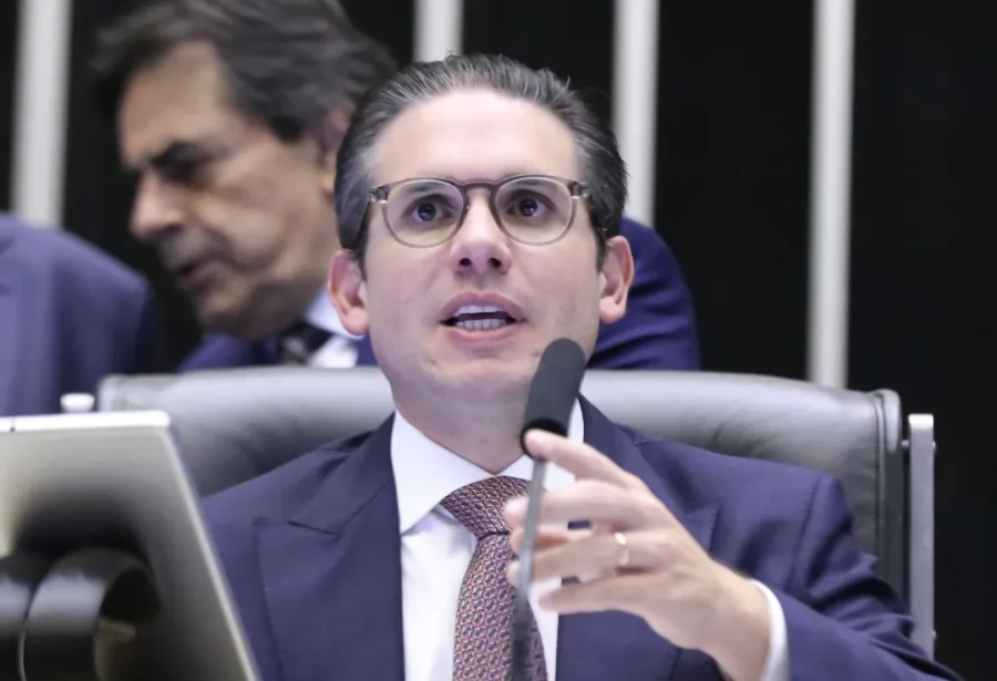 Hugo busca respostas jurídicas para lidar com caso Zambelli