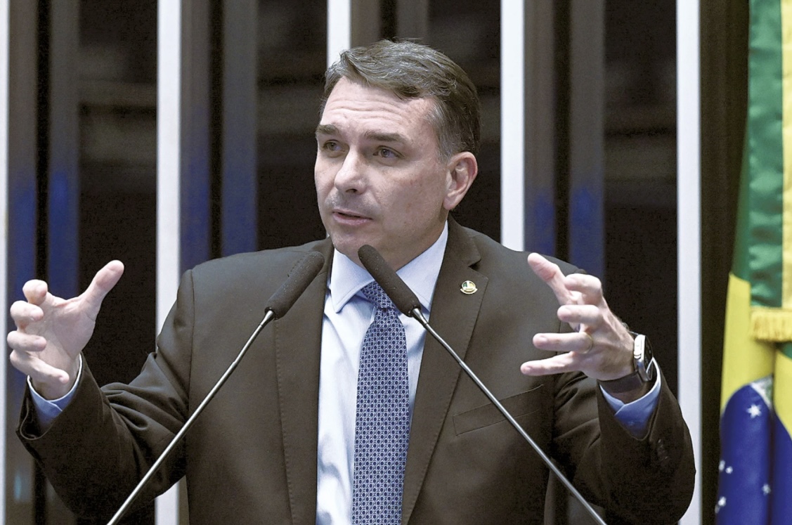 Flávio Bolsonaro recebe apoio de Rogério e deputados do PL/RN