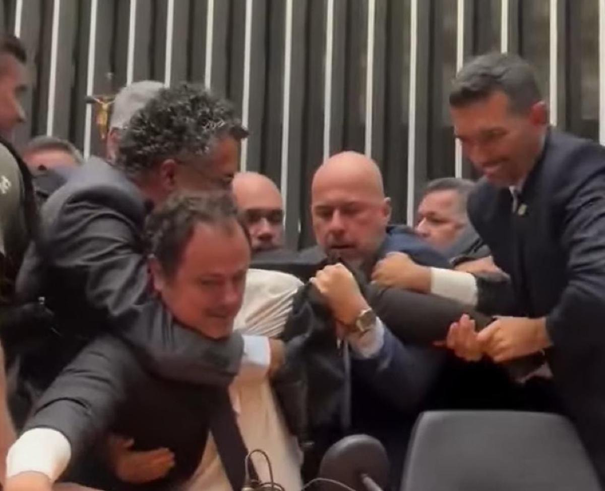 VÍDEO: Glauber Braga invade Mesa da Câmara, é arrancado à força e TV é derrubada