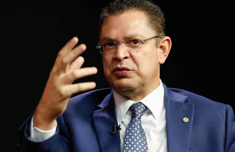 Líder do PL na Câmara acusa Moraes de “ditador psicopata” após STF cassar Zambelli