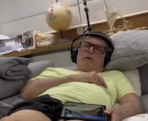 Filho de Bolsonaro expõe vídeo alarmante da saúde do pai e teme que pior aconteça após os cuidados médicos negados por Moraes