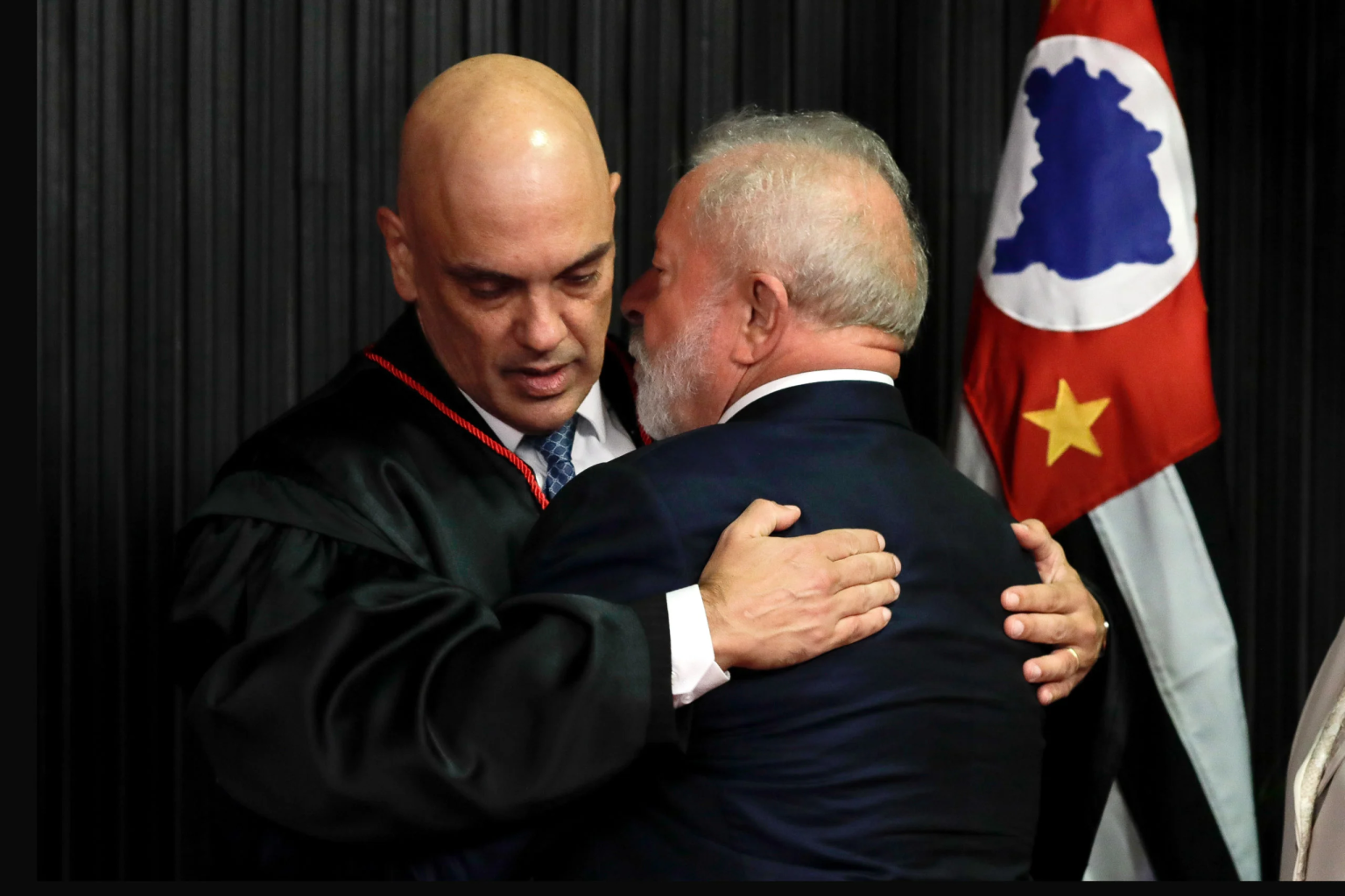 Alexandre de Moraes agradece Lula por suspensão de sanções dos EUA