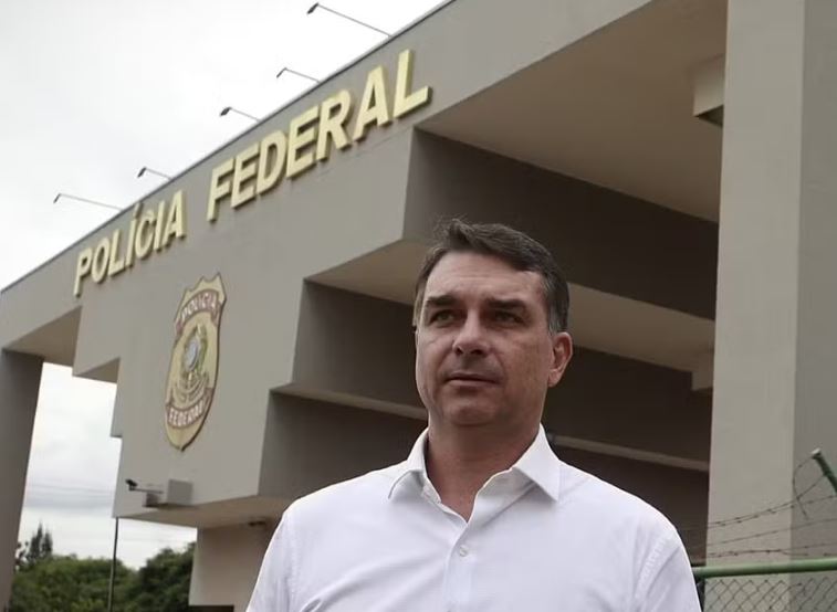 Flávio diz que demora de Moraes para autorizar cirurgia pode “matar” Bolsonaro