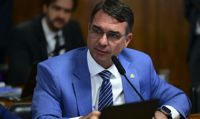 Flávio Bolsonaro acusa “perseguição” e chama cassação de Eduardo e Ramagem de erro