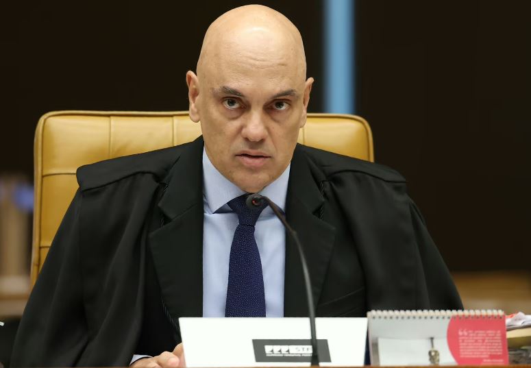 Moraes autoriza cirurgia de Bolsonaro, mas mantém prisão e fisioterapia no horário da PF