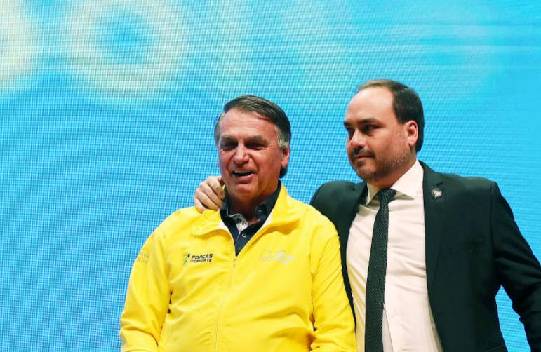 ‘Nem chefes do tráfico enfrentam isso’, diz Carlos Bolsonaro após STF liberar cirurgia do pai