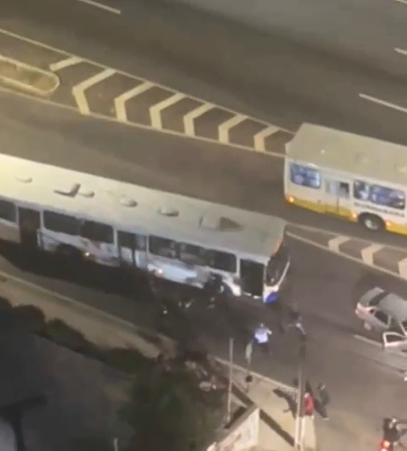 Ataque a ônibus na BR-101 pode ter ligação com conflito entre torcidas