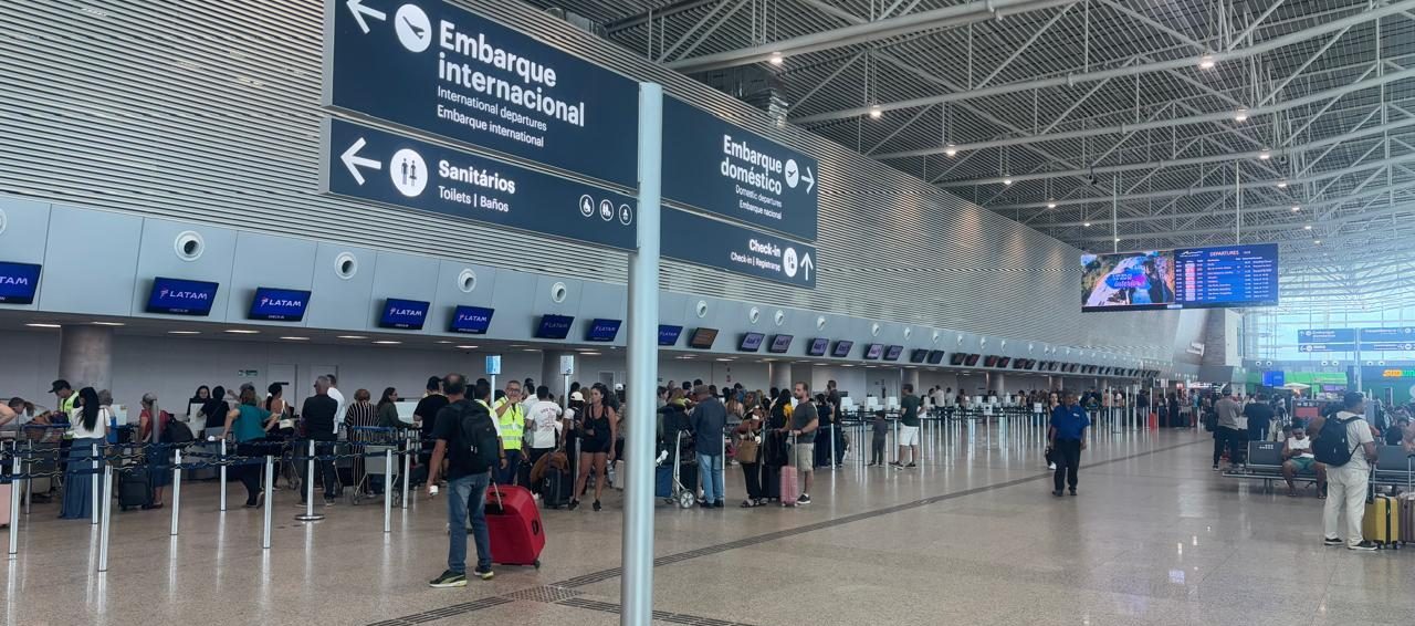 Pilotos e comissários ameaçam caos nos voos na véspera do Ano Novo