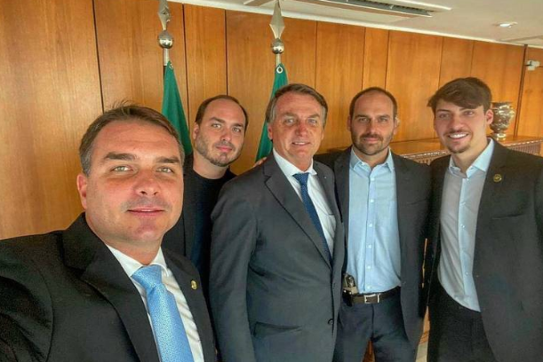 Moraes autoriza visita dos filhos de Jair Bolsonaro durante internação no hospital