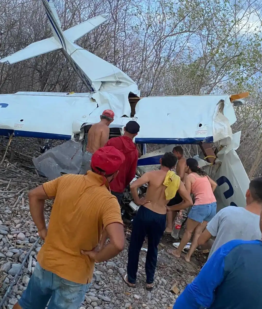 Avião de pequeno porte cai na zona rural de Pau dos Ferros e mobiliza equipes de resgate