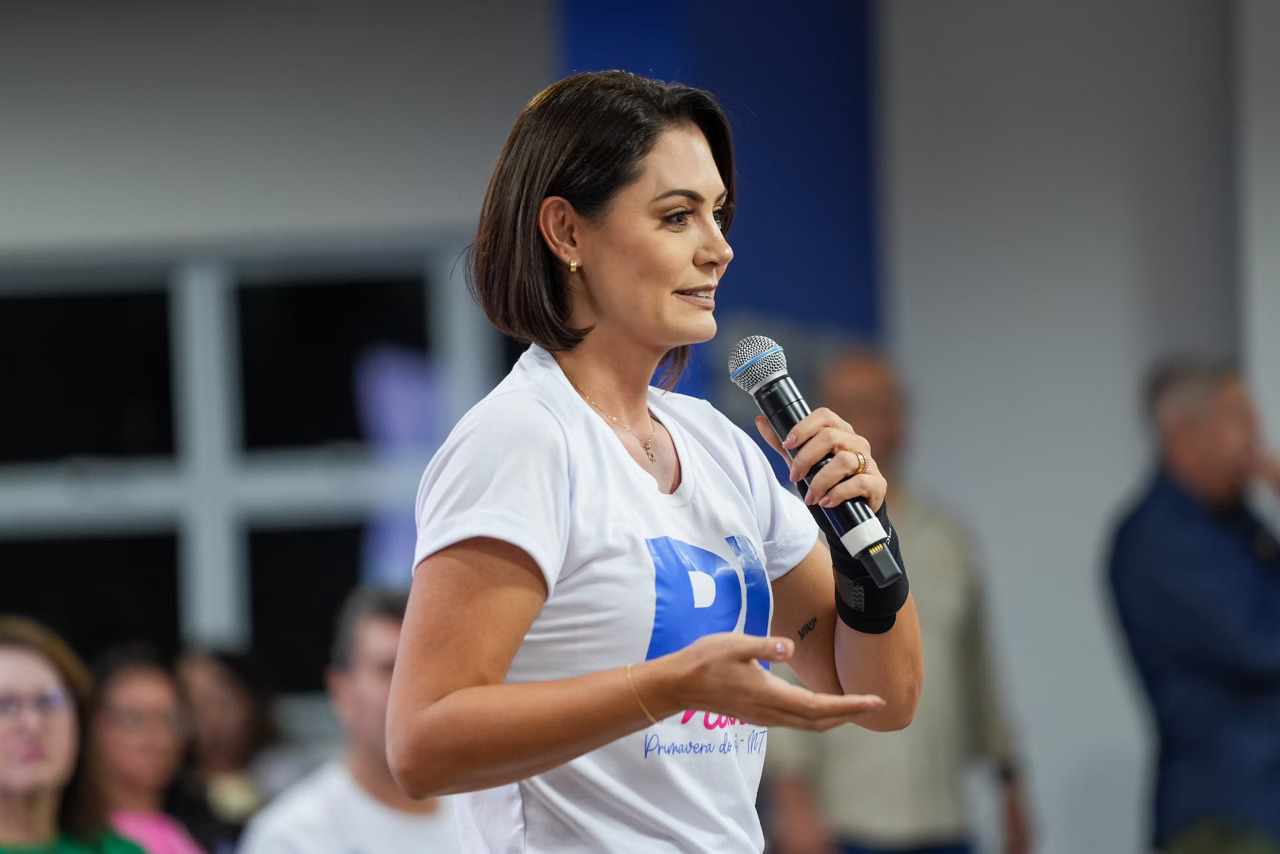 Maioria prefere que Bolsonaro apoie Michelle nas eleições
