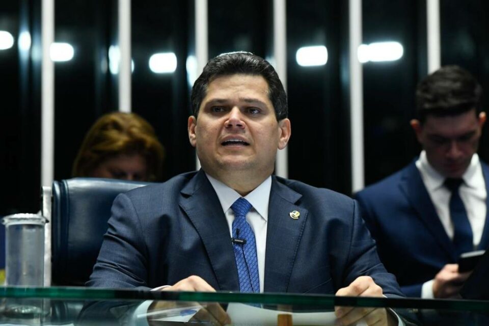 Alcolumbre acusa omissão do governo e adia sabatina de Messias