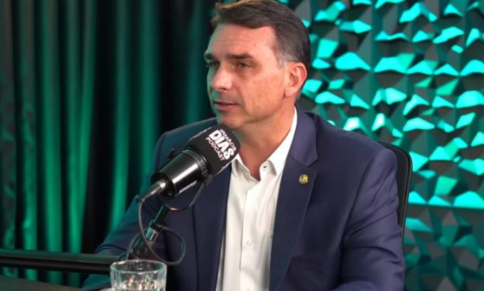 Flávio Bolsonaro faz aceno ao mercado e promete agenda econômica de Paulo Guedes