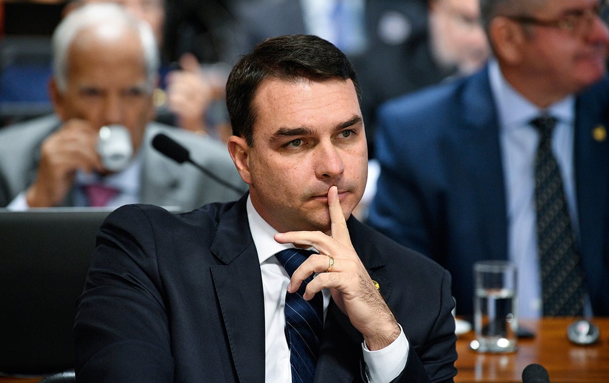 Preço para desistir de candidatura é ‘Bolsonaro livre, nas urnas’, diz Flávio Bolsonaro