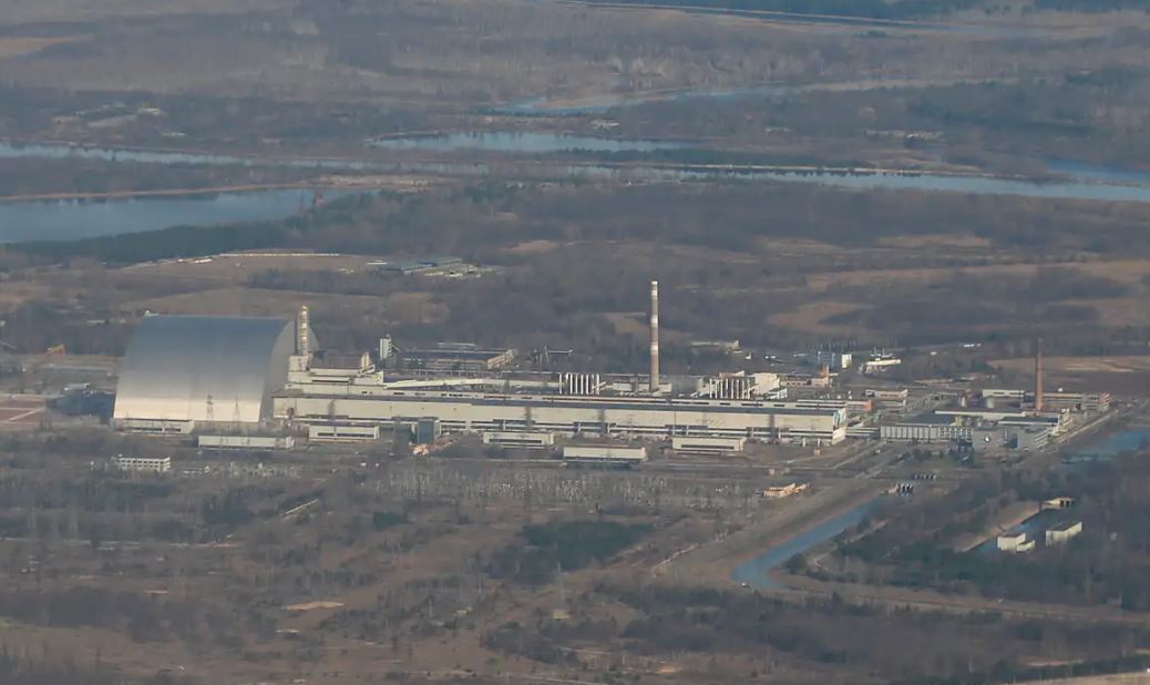 Danificado por ataque russo de drone, escudo de proteção de Chernobyl perde capacidade de conter radiação