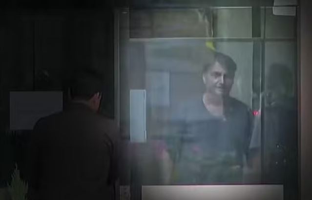 PGR libera Bíblia e visita a Bolsonaro, barra Smart TV