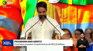 VÍDEO: Ao lado de Lula, Eduardo Leite é vaiado, pede “respeito” e vira alvo da militância petista