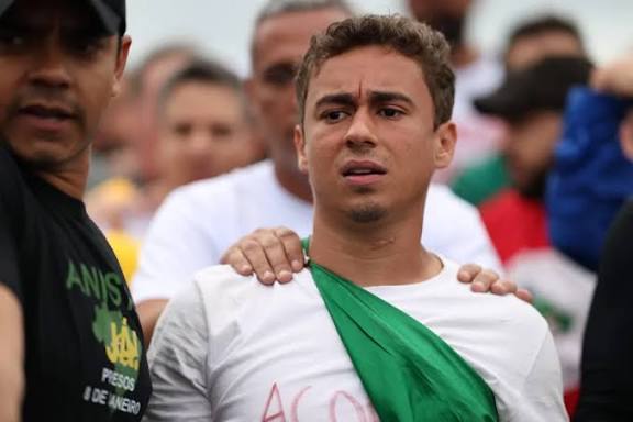 VÍDEO: Caminhada de Nikolas chega ao DF; deputado usa colete à prova de balas após ameaças feitas contra ele