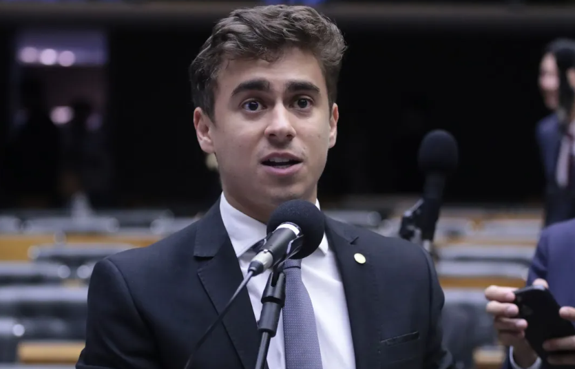 Nikolas Ferreira vai a hospital visitar atingidos por raio durante ato em Brasília