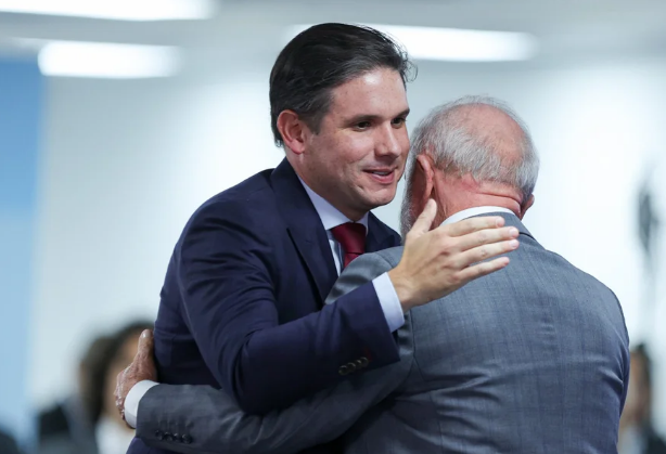 Motta prioriza governo Lula e esfria pautas da oposição na Câmara