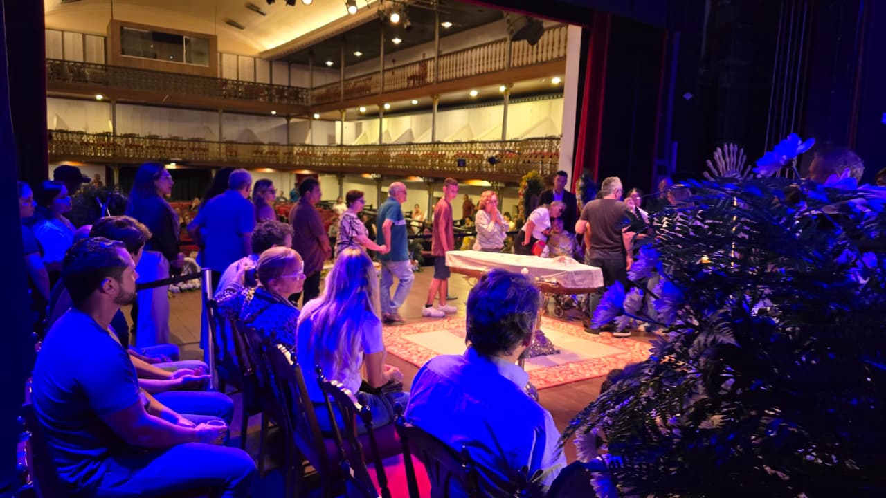 Velório de Titina Medeiros no TAM marca despedida da atriz, com abertura ao público até às 9h desta segunda