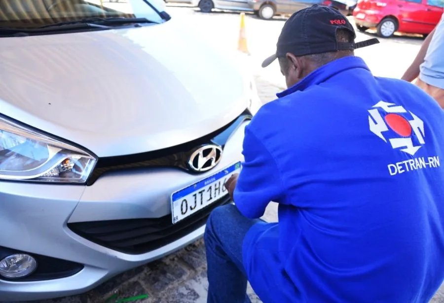 Placa do carro perdida ou danificada? Saiba como regularizar seu veículo