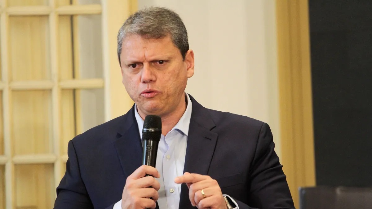 Tarcísio chega à Papudinha para visitar Bolsonaro