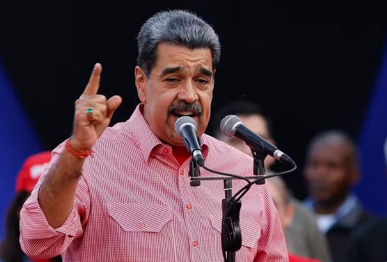 Sob pressão militar, Maduro propõe diálogo com EUA sobre petróleo, migração e drogas