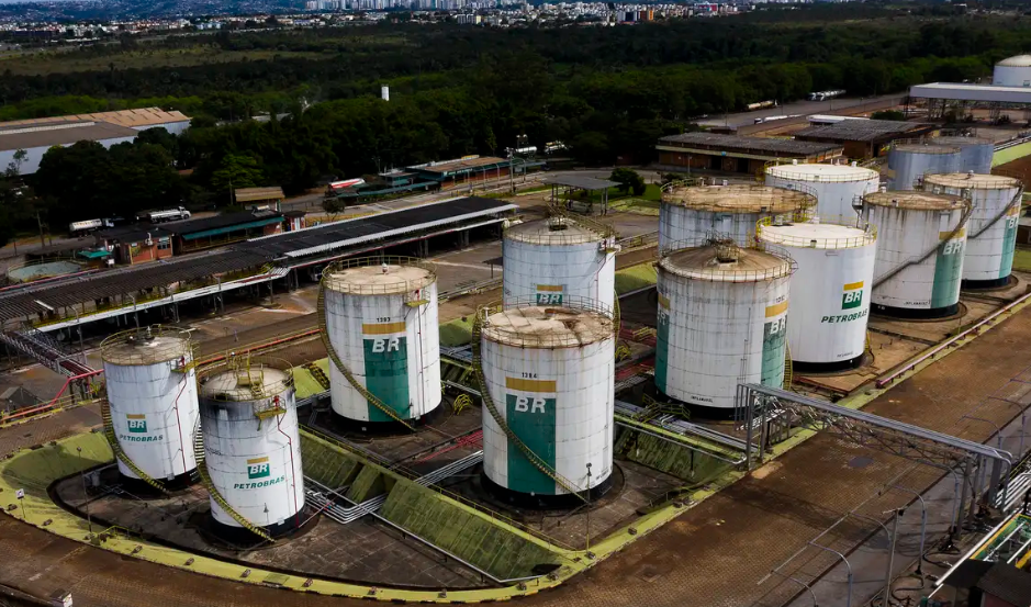 Petrobras anuncia redução de 5,2% no preço da gasolina para distribuidoras