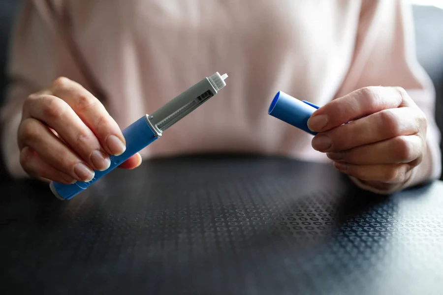 Anvisa proíbe canetas emagrecedoras irregulares vendidas nas redes sociais; confira