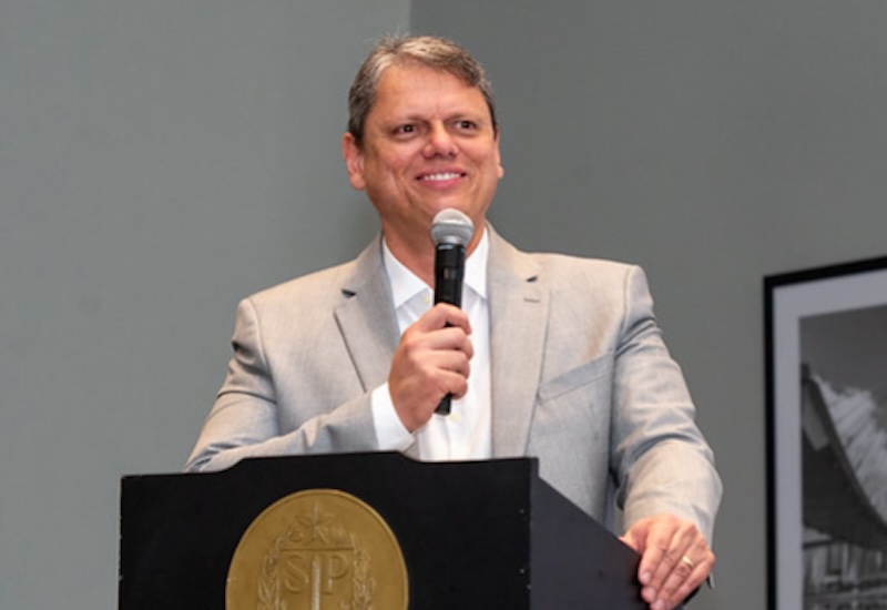 Tarcísio descarta renúncia e reitera apoio a Flávio