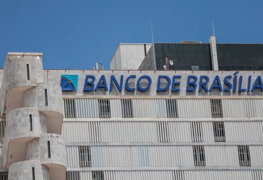 Justiça bloqueia ações do BRB ligadas a Banco Master