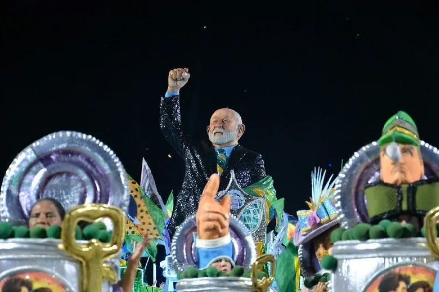 Escola de samba exalta Lula e retrata Bolsonaro como palhaço em desfile no Rio