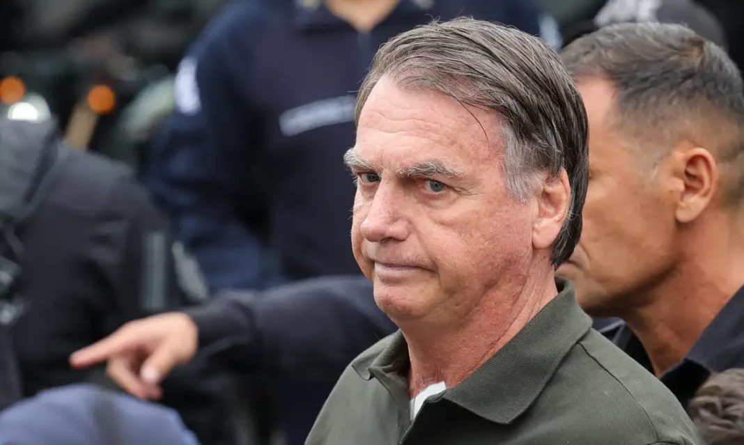 Bolsonaro precisa de cuidados médicos, mas pode ficar na Papudinha, conclui perícia da PF