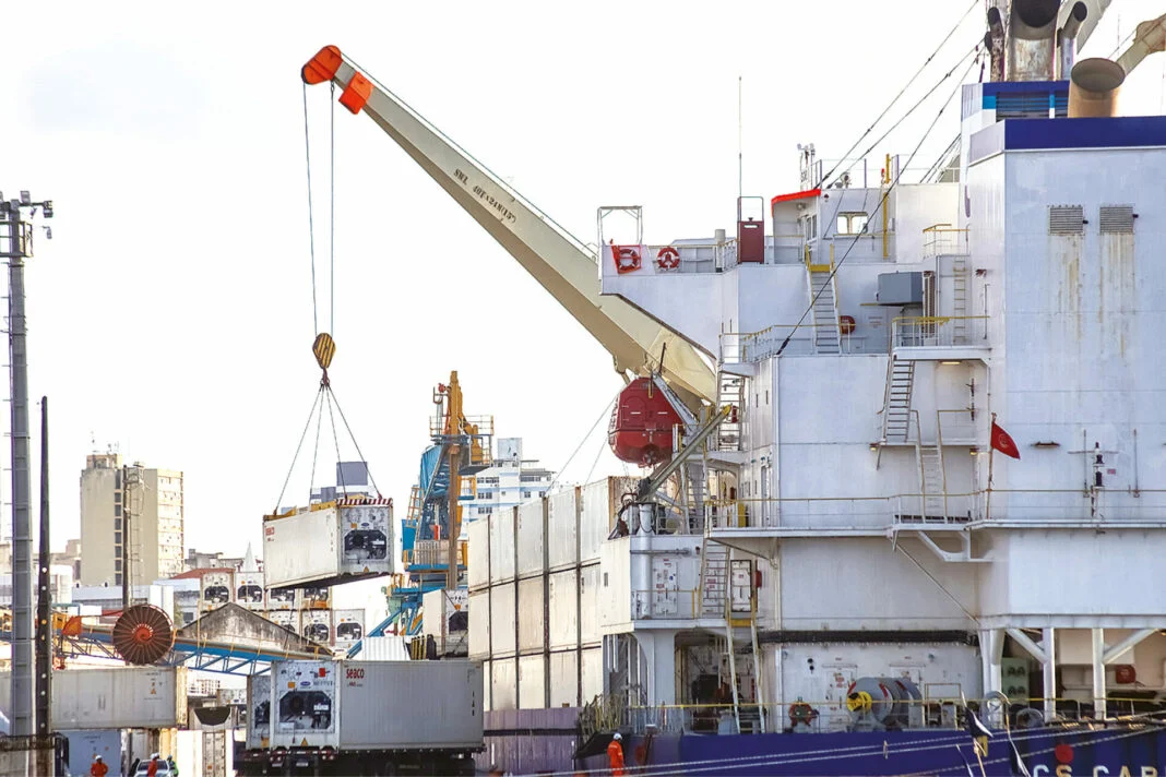 Tarifa sobre importados dá fôlego à indústria, mas pode encarecer produção, avalia Fiern