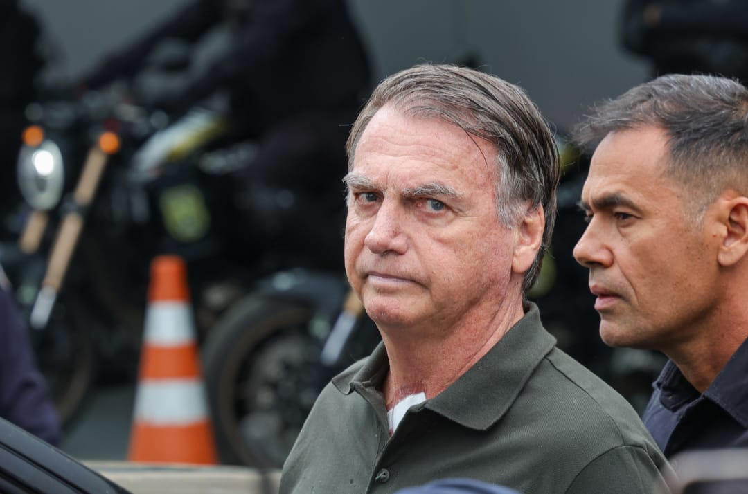 Defesa apresenta novo pedido de domiciliar a Bolsonaro, diz Carlos